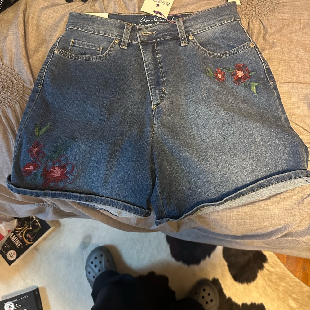 Gloria Vanderbilt embroidered shorts